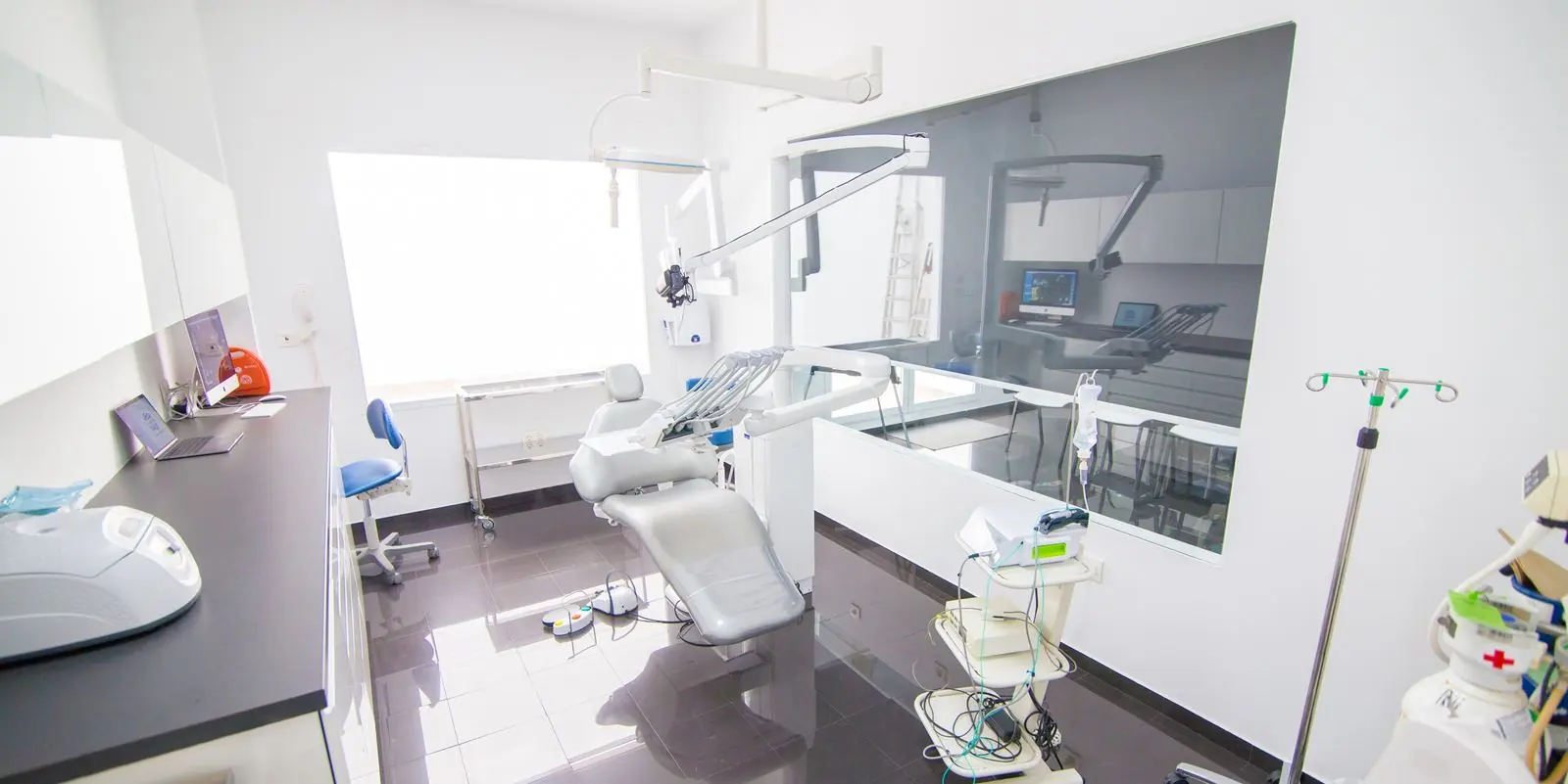 Gabinete de cirugía del Instituto Dental Avanzado Pardo
