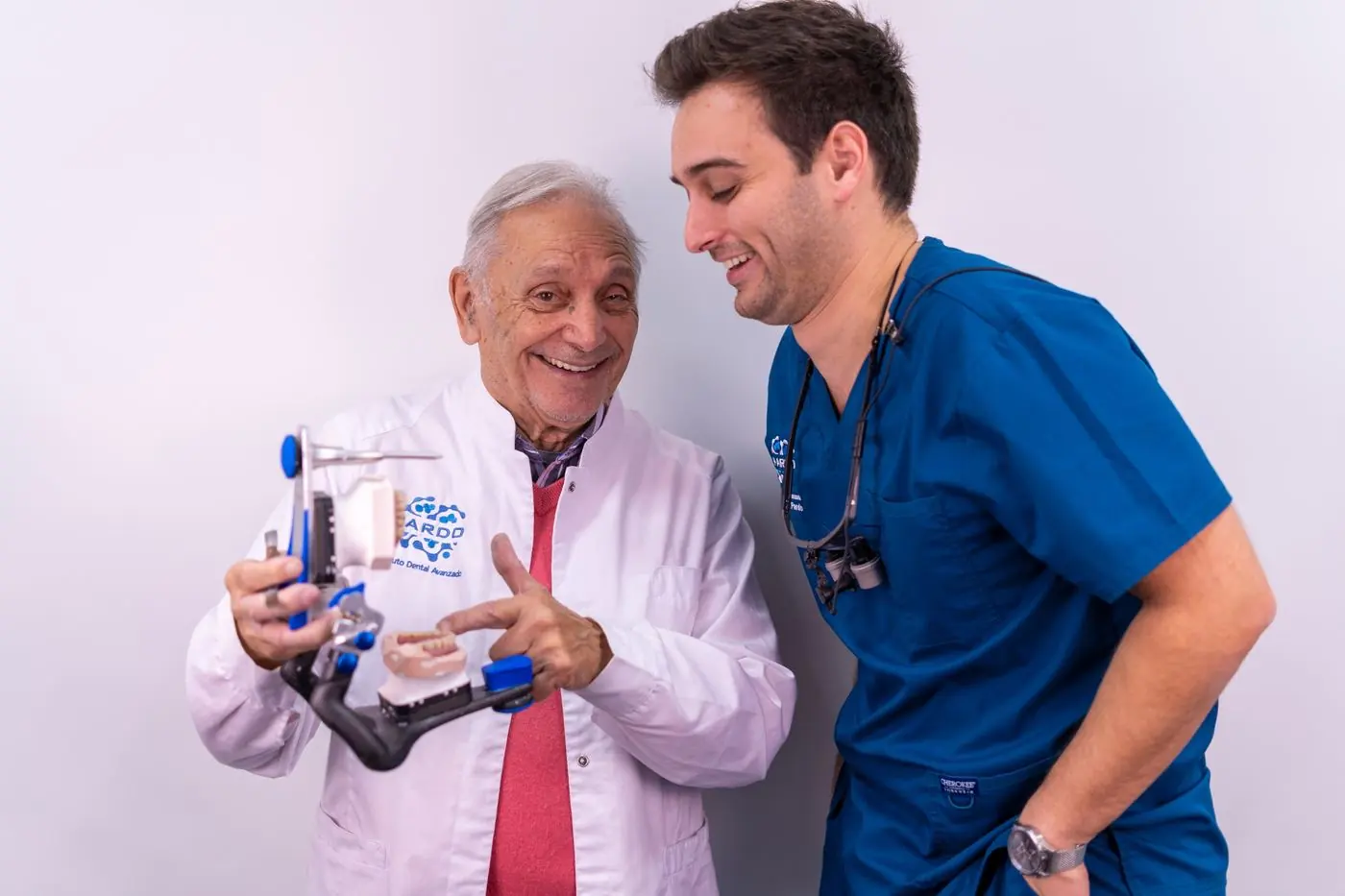 Germán Pardo sonriendo junto a su abuelo en la clínica