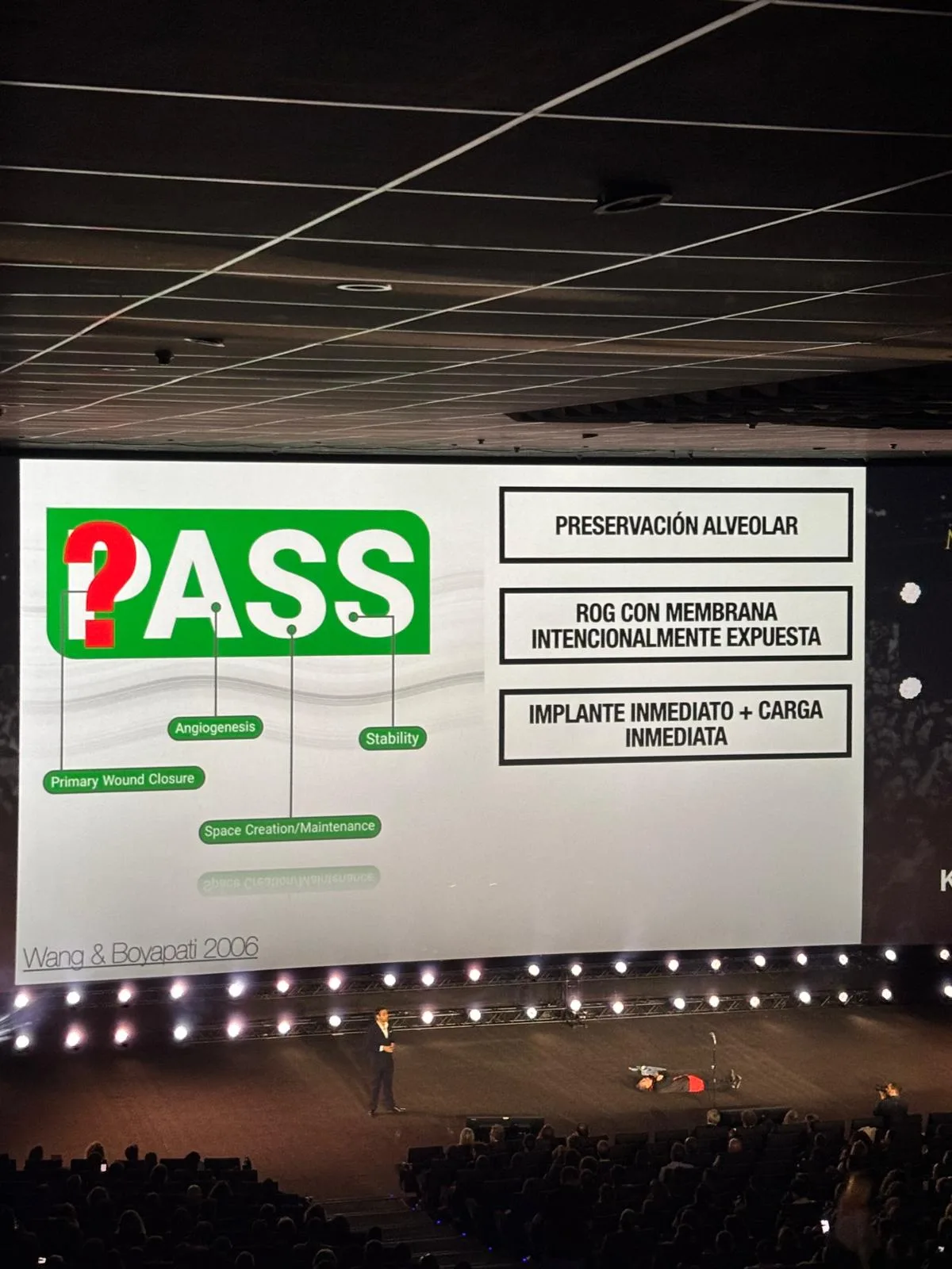 Diapositiva sobre los principios PASS proyectada en la pantalla del cine