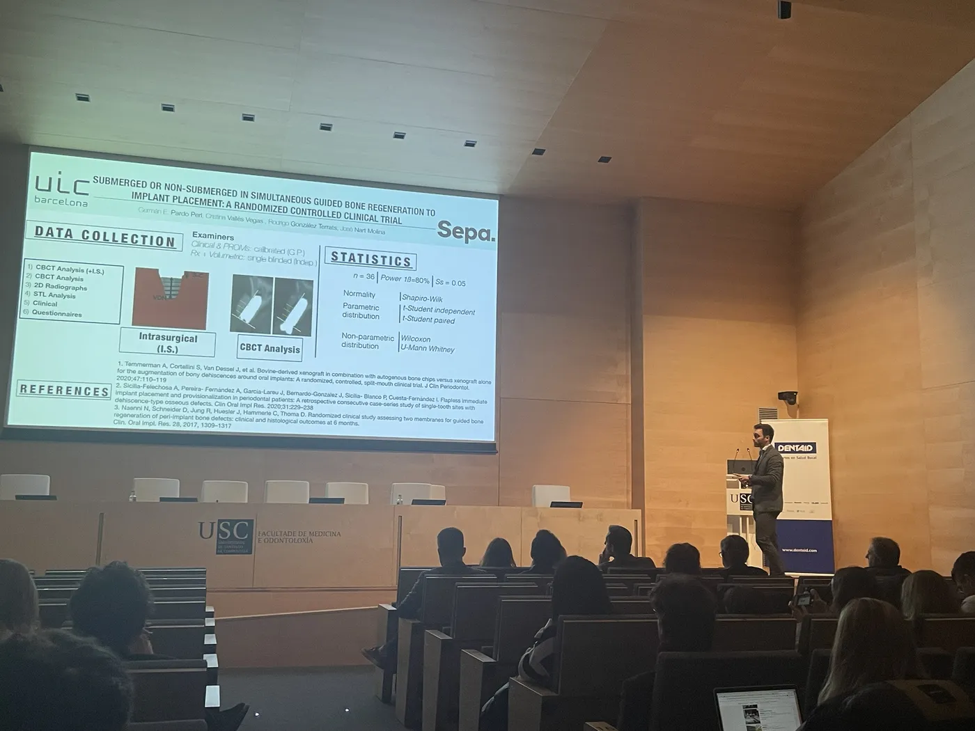 Germán Pardo presentando un ensayo clínico en la Universidad de Santiago