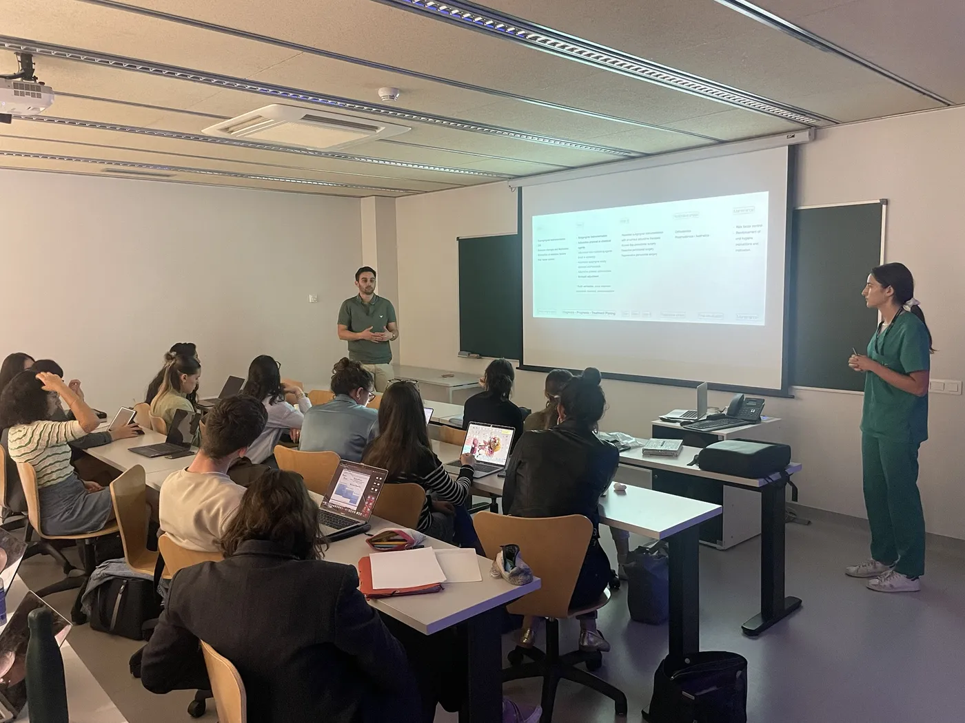 Germán Pardo dando clase a alumnos de posgrado